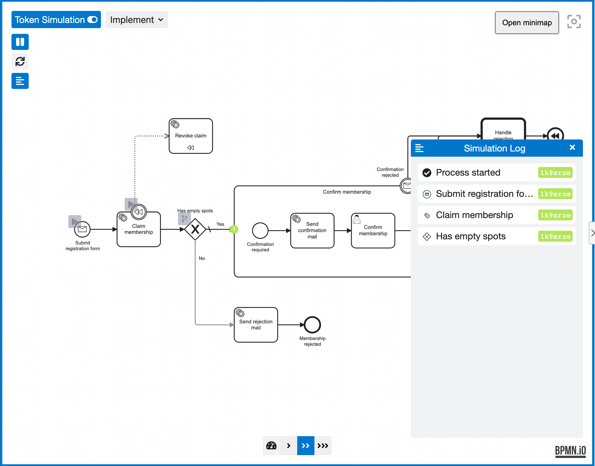 A running token simulation: the token waits behind the gateway, the simulation log lists the steps, the speed control sits at the bottom